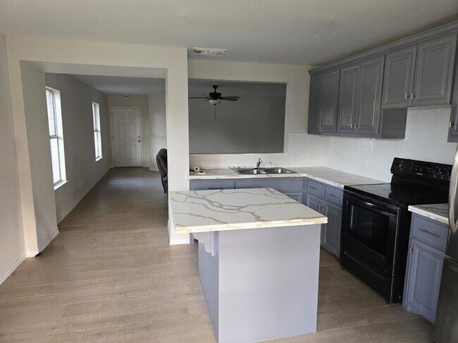 Building Photo - 2409 Fuentes Dr