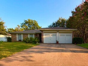 Building Photo - 1824 Briar Run