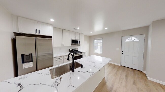 Building Photo - 5117-5119 E Falls View Dr