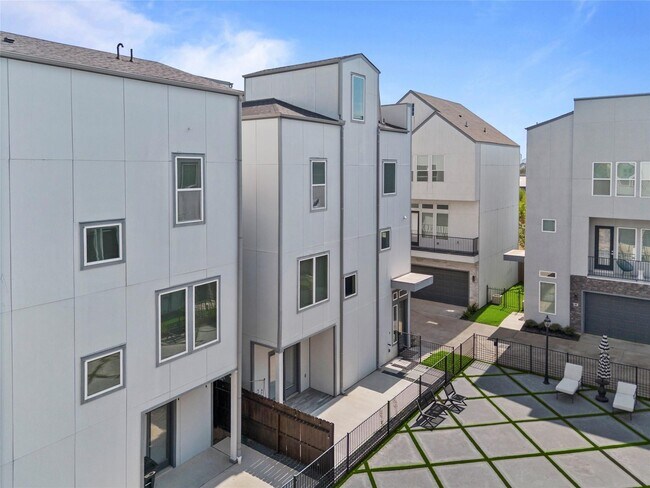 Foto del edificio - 8409 Hempstead Rd