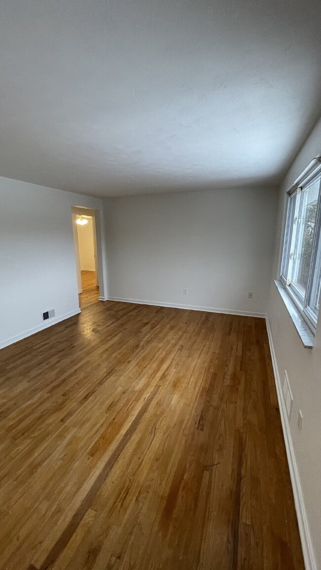 Building Photo - Charming 3 bed, 2 bath with finished basement!