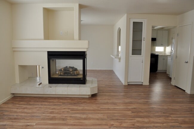 Building Photo - Beautiful Home in Silverado Ranch.