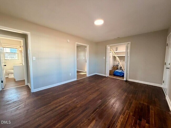 Building Photo - 910 E Divine St