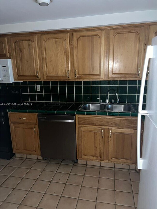 Building Photo - 6763 SW 140th Ave