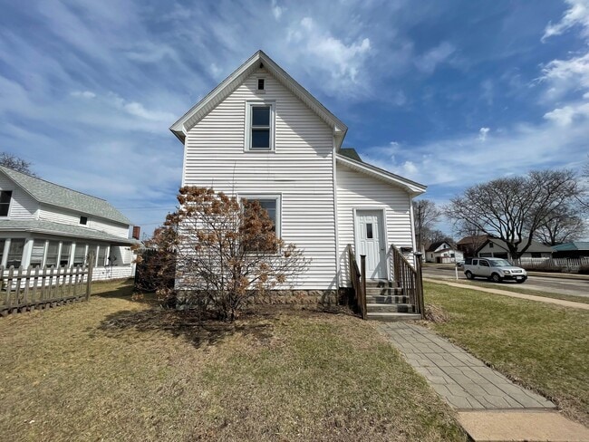Building Photo - A Sweet Spot in La Crosse – 2 Bedrooms Await