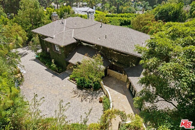 Building Photo - 1235 Lago Vista Dr