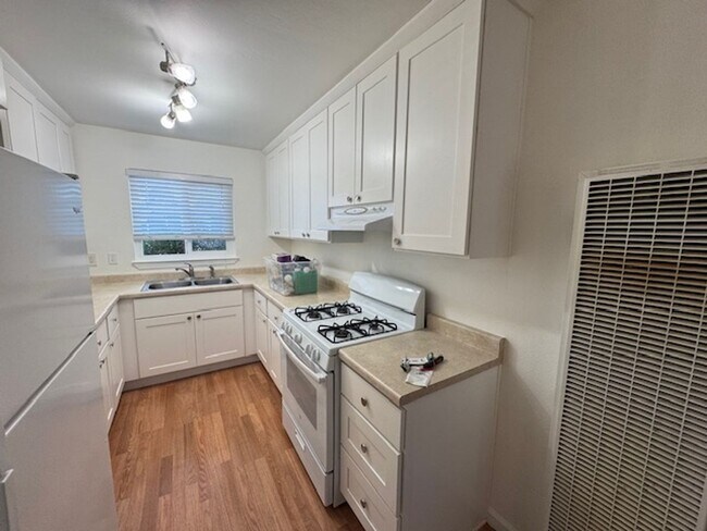 Building Photo - 1211 Mayette Ave