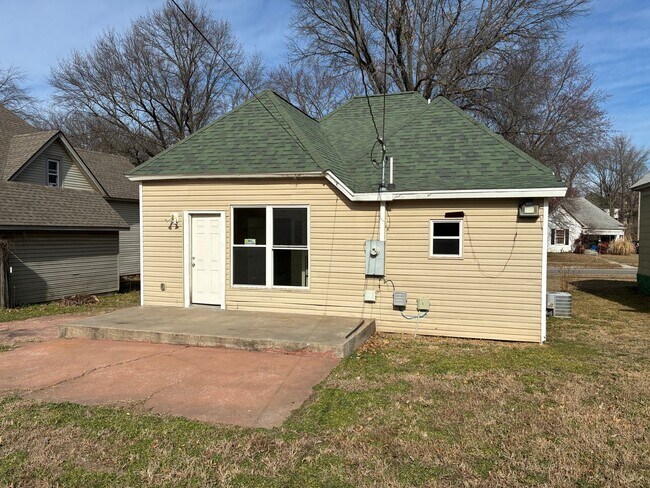 Building Photo - Beautiful! Remodeled 3 bed, 2 bath home and you don't want to miss this property. A must see for ...