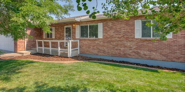 Building Photo - 747 Ponderosa Dr