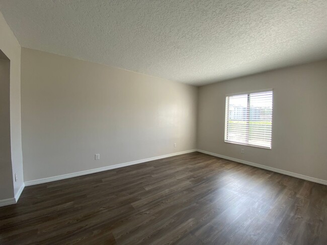 Building Photo - Beautiful 1-Bedroom Condo in Gated East Or...