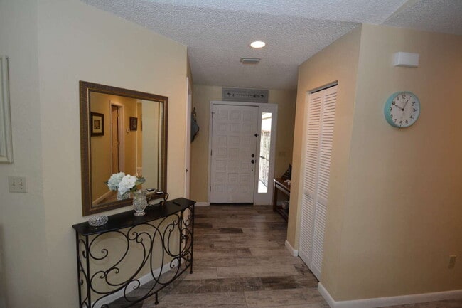 Building Photo - Absolutely adorable 3 bedrooms 2 bath Cana...