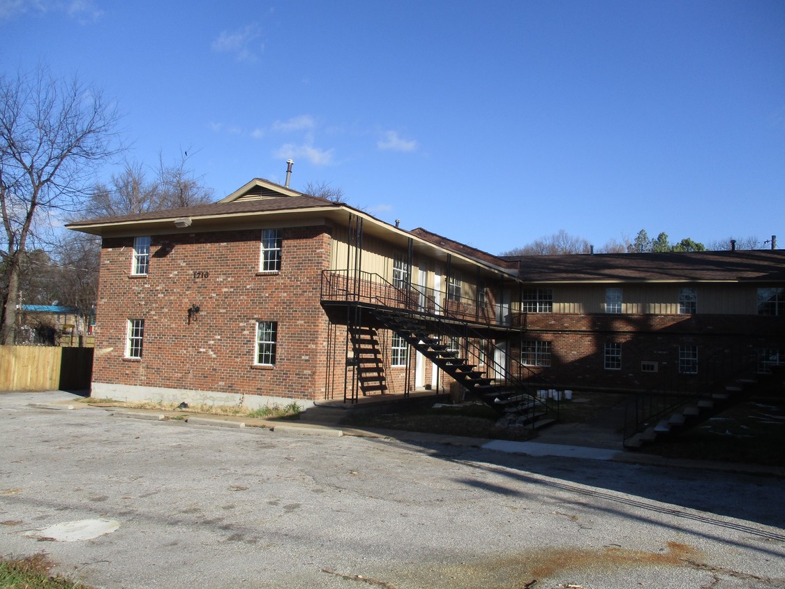 Primary Photo - Oakwood Apartments