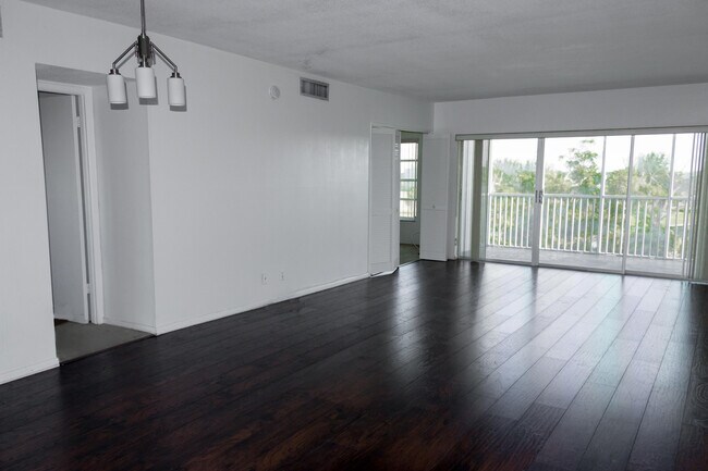 Foto del edificio - 3000 N Palm Aire Dr