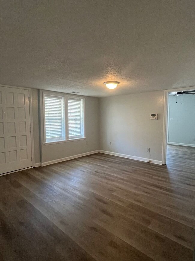 Building Photo - 489 W Outer Dr