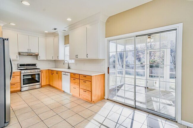Building Photo - 20 Candor Pl