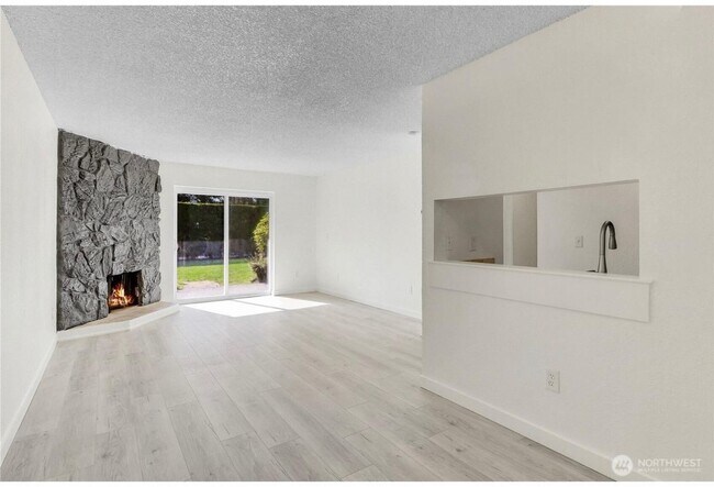 Photo - 3 Bed 2 Bathroom Edmonds Condo!