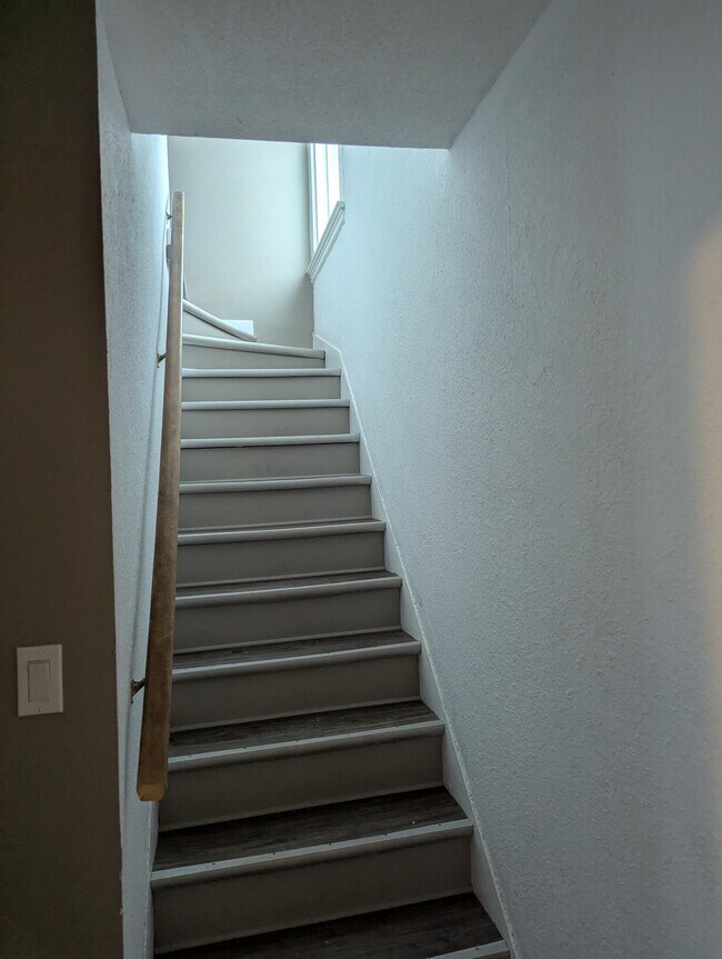 Photo du bâtiment - 1 Bedroom Upper Unit – $1,399/month + 40% ...