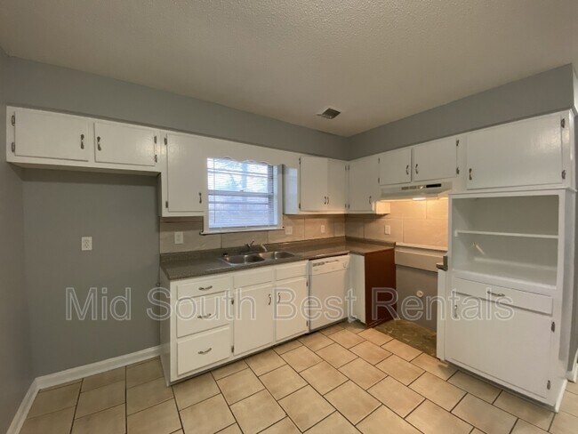 Building Photo - 3200 Medora Cove