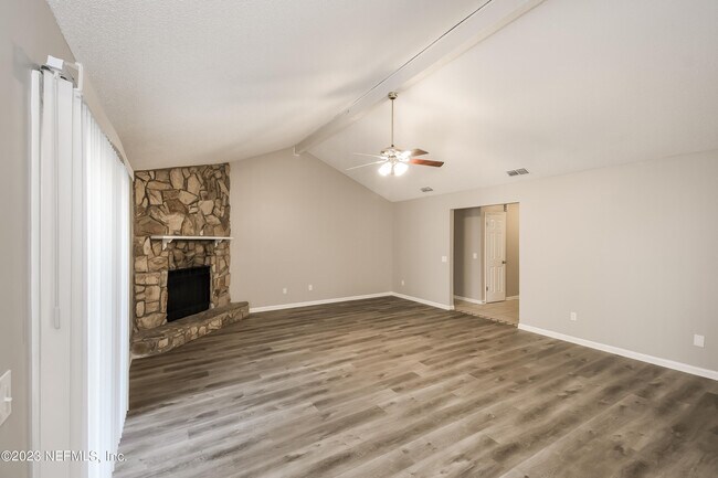 Foto del edificio - 11023 Poppins Ct