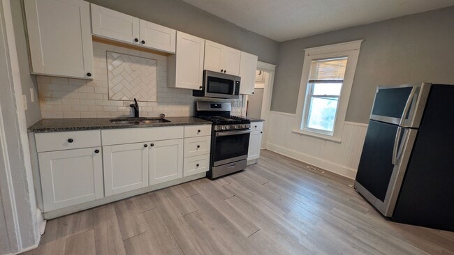 Foto del edificio - Come home to this great single family home with tons of charm and a beautiful yard