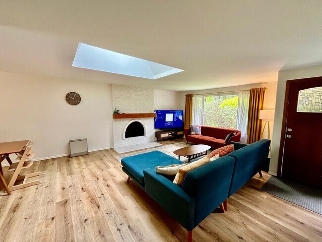 Building Photo - Spacious 5 Bed 3 Bath Home with In-Law Suite and huge yard in Olympic Hills