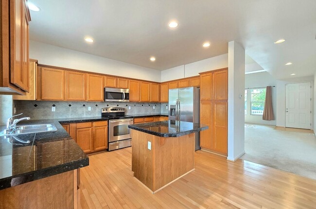 Building Photo - Single Family 4 Bed/2.5 Bath Home in Lake ...