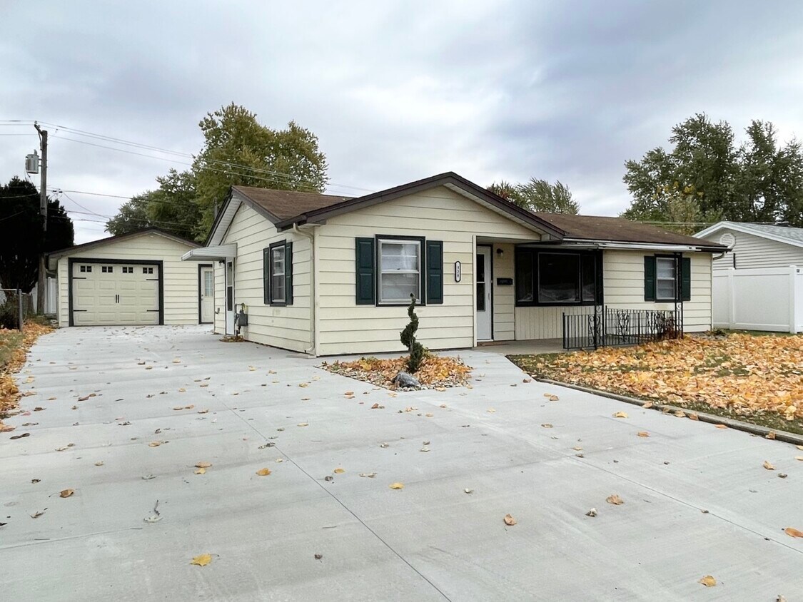 Primary Photo - 328 N Levasseur Ave