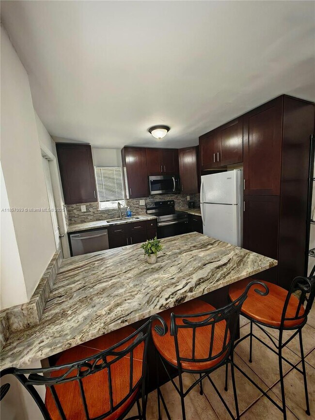 Foto del edificio - 4807 Ponce de Leon Blvd
