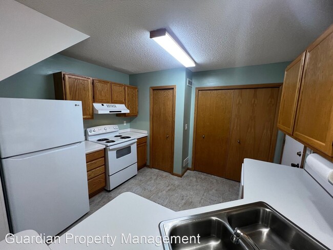 Building Photo - 2 br, 1 bath House - 772 County Rd F West ...