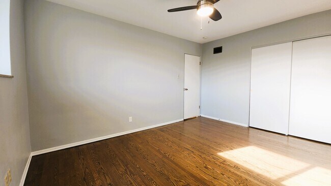 Foto del edificio - 7876 Big Bend Blvd