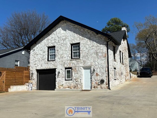 Foto del edificio - Rare Gem On Old Augusta Road! 3 Bed, 3 Bat...
