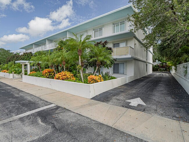 Building Photo - 855 Dahlia Ln