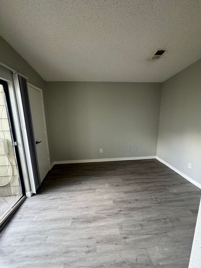 Building Photo - Studio Apartment in the Sable Cove Condominiums Community!  **Move-In Special**