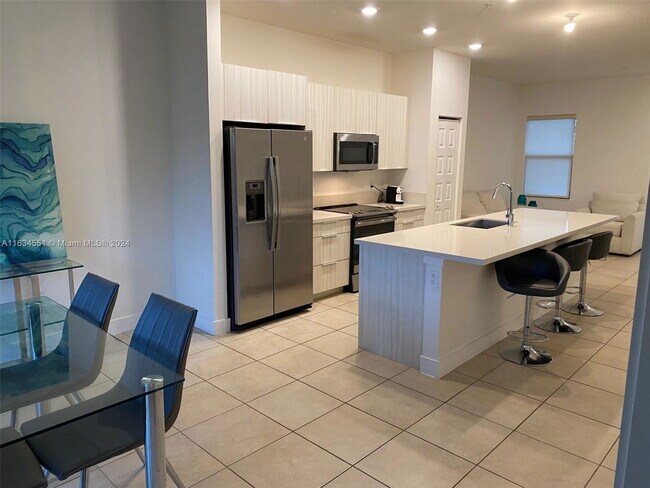 Foto del edificio - 7925 NW 104th Ave