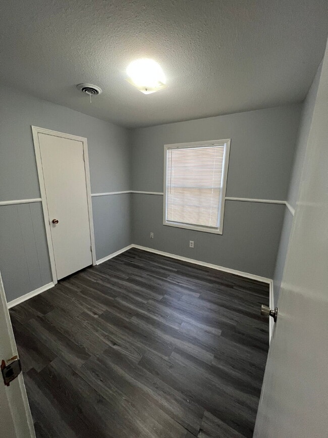 Foto del edificio - "Charming 3-Bed, 2-Bath Home with Spacious 1,476 Sq Ft Layout in Jonesboro's Heart!"