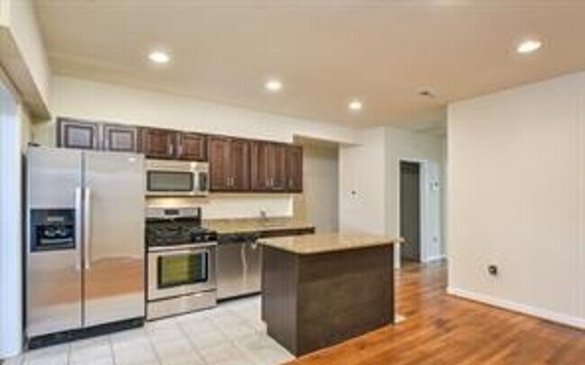 Building Photo - Charming 2 BR + Den/2 BA Apartment in Trin...