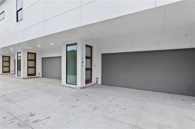 Building Photo - 4515 Cabell Dr