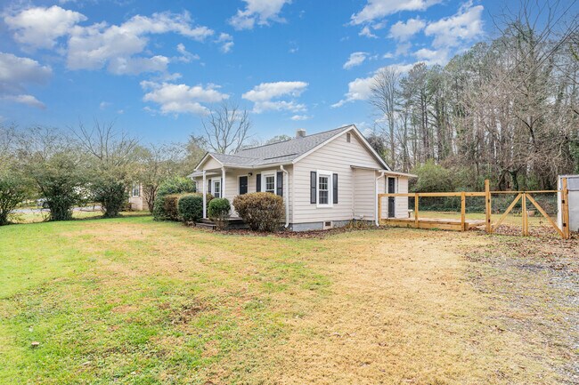 Foto del edificio - 7831 Summerfield Rd