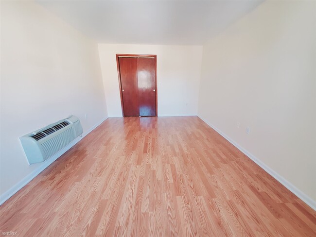 Building Photo - 1 br, 1 bath Condo - 12 Houston Ter