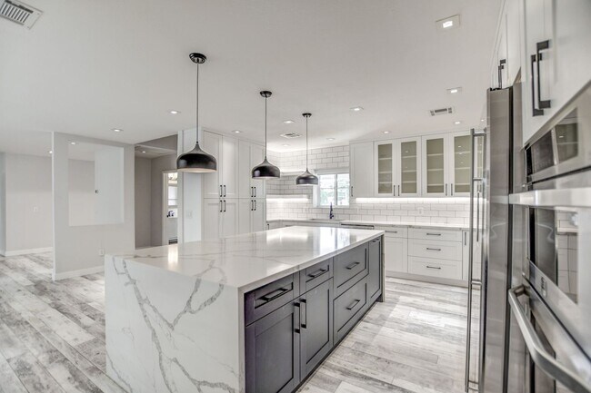 Building Photo - Scottsdale Luxury Meets Lifestyle