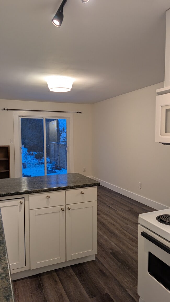 Building Photo - 1270 Consort Cres
