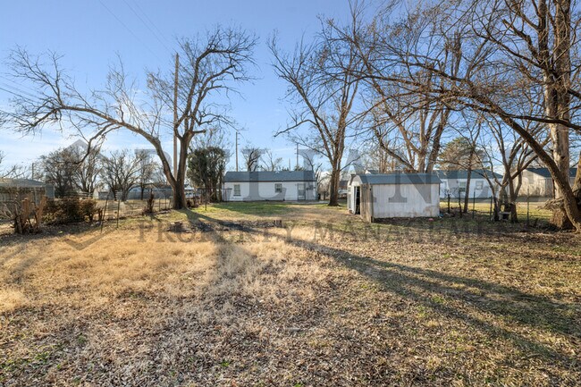 Building Photo - 110 N Doris St