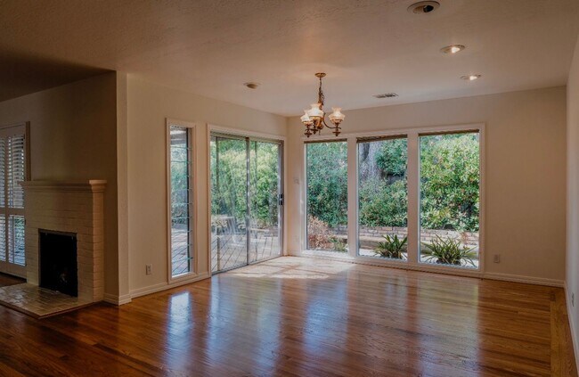 Foto del edificio - Charming spacious home, convenient locatio...