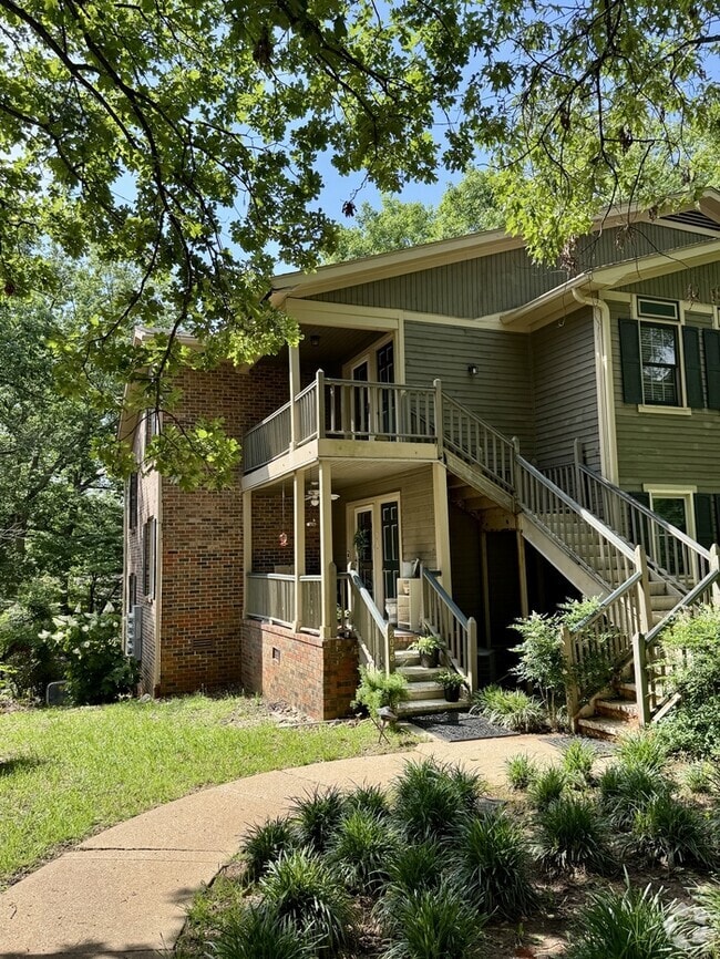 Building Photo - 2080 Woodlawn Dr SW