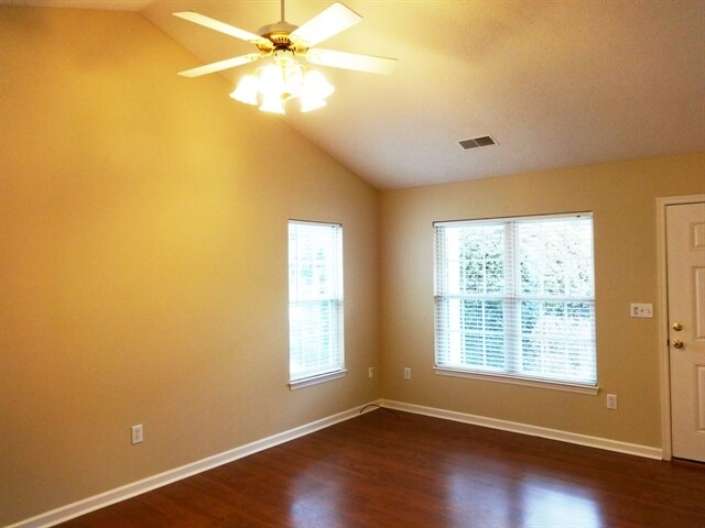 Foto del edificio - 24 Sunny Glen Drive