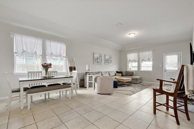 Foto del edificio - 170 Silver Glen Dr