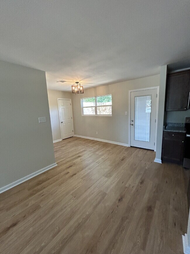 Foto del edificio - "Charming 4-Bedroom Retreat with Granite T...