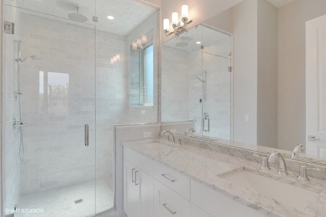 Interior Photo - 2744 N Southport Ave