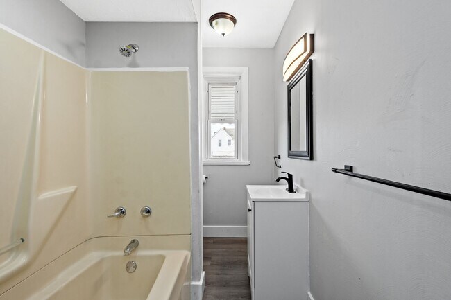 Foto del edificio - Cozy 2 bedroom home in Myer Park available...