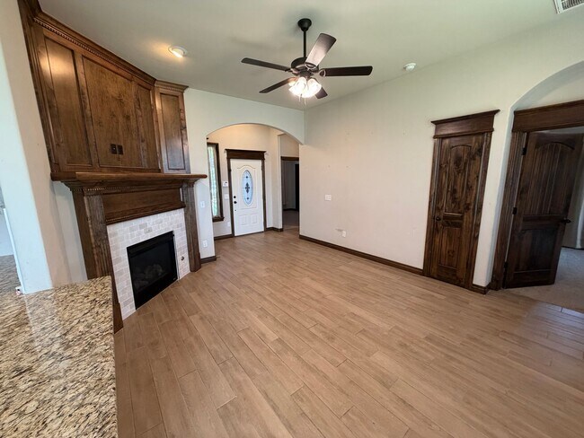Foto del edificio - Beautiful 3 bed 2 bath in Noble, pets considered with additional deposit, granite and laminate fl...